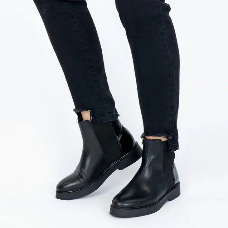 Billie Chelsea Boot (Black)