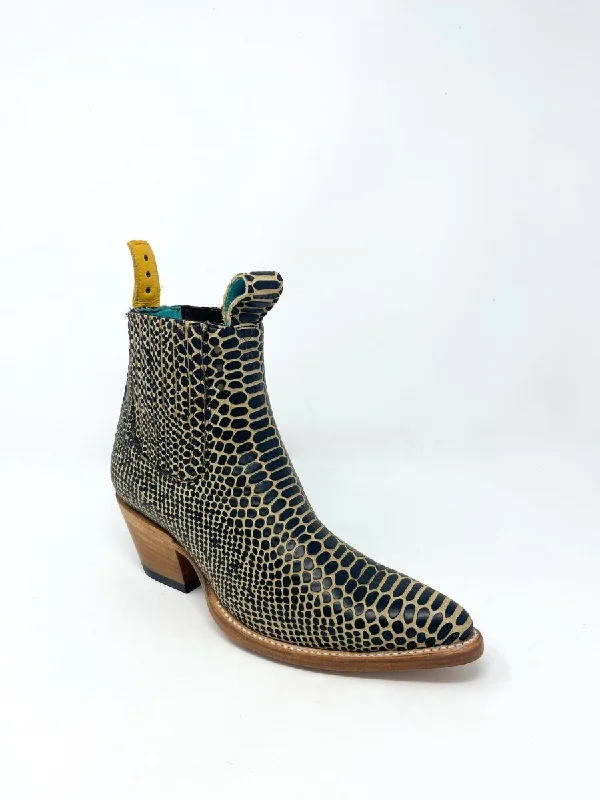 Freeway Chelsea Boot in Black Twister